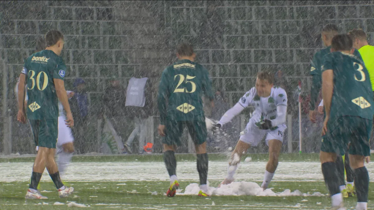 Humor in winterse Euroborg: spelers bekogelen elkaar met sneeuwballen