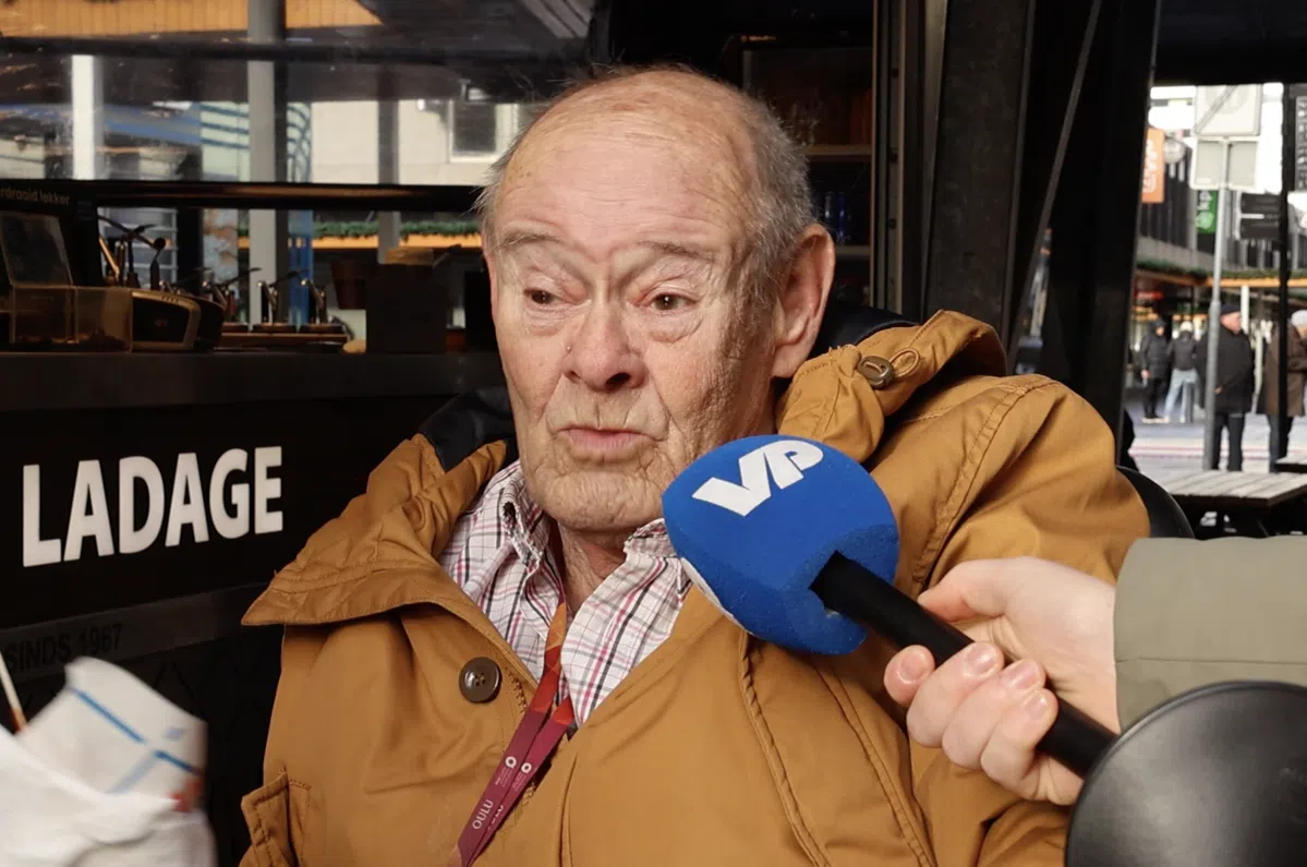 Feyenoord-fans dol op Shaqueel van Persie: 'Dat deed zijn vader ook altijd'