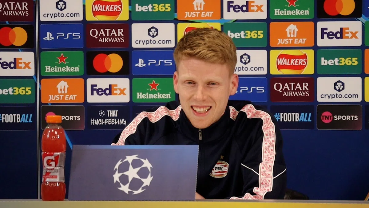 Schouten goudeerlijk over Feyenoord-gesprek met Slot: 'Ging niet over het weer'