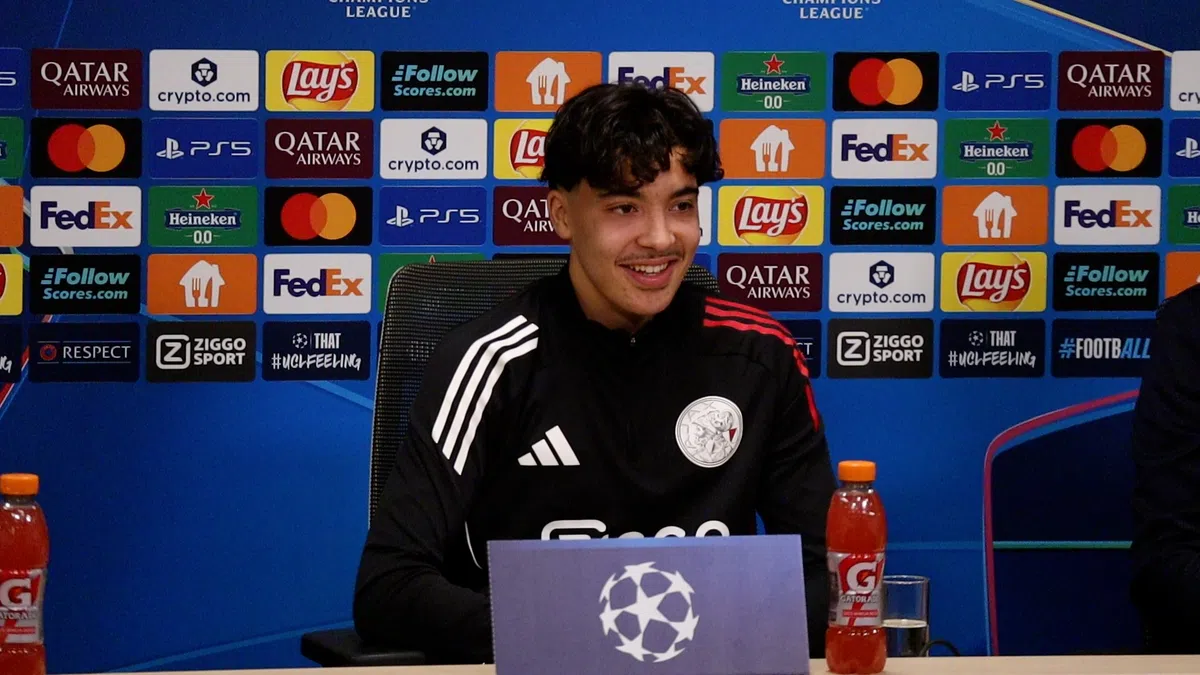 Zelfverzekerde Bounida krijgt lachers op zijn hand na antwoord op persconferentie