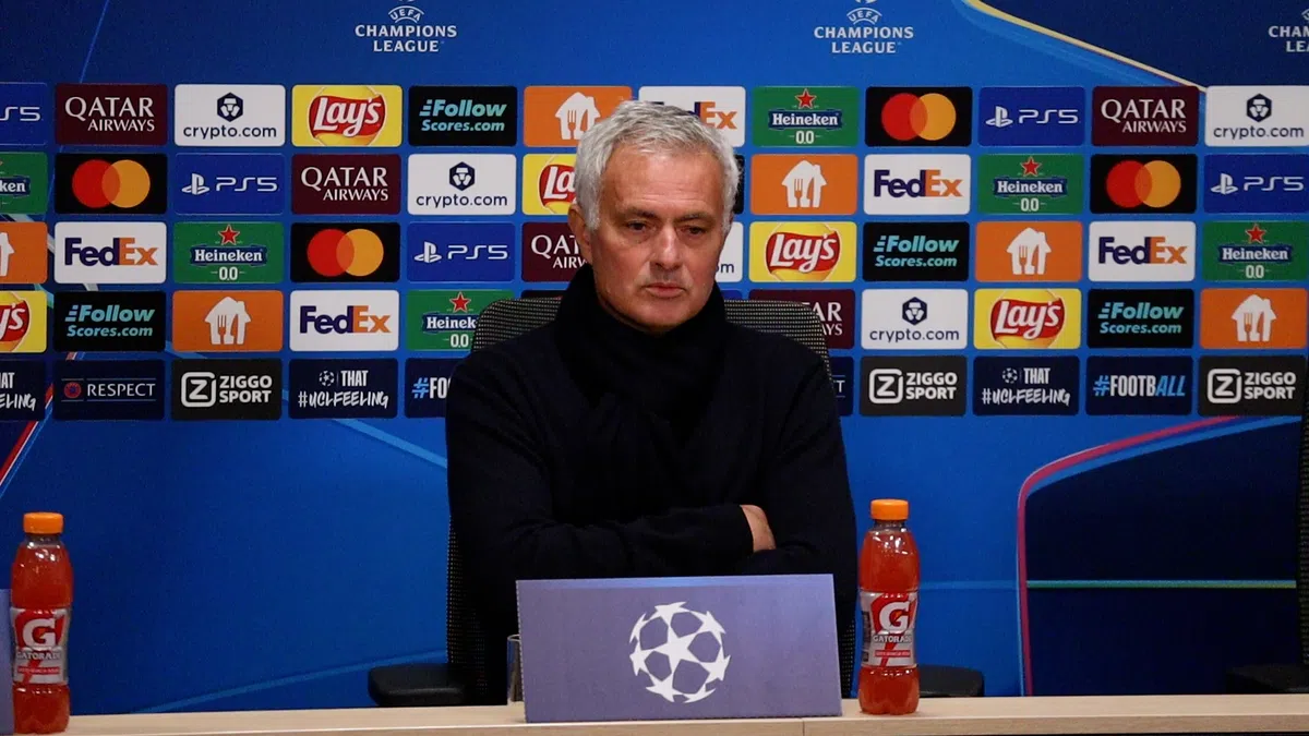 Mourinho kan het niet laten en sneert naar Ajax-fans: 'De beker is in Manchester'