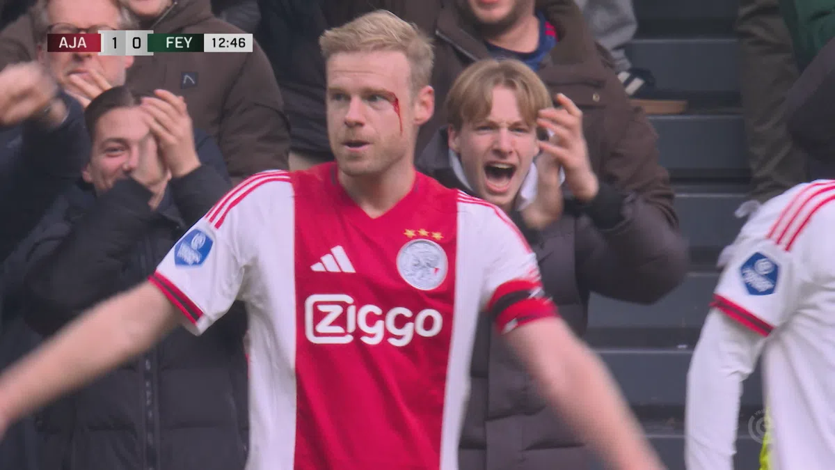 De beelden: 'Mister 1-0' opent score voor Ajax in Klassieker en loopt hoofdwond op