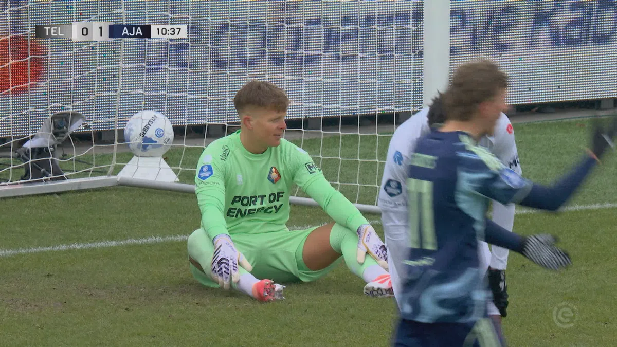 De beelden: de fout van Ronald Koeman Jr. die Ajax aan voorsprong hielp