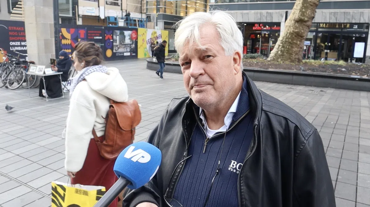 https://webp.vp.cdn.pxr.nl/videofeed/previews/2026-01-19t181747-feyenoord-fans-halen-uit-naar-eigenwijze-van-persie-hij-maakt-heel-veel-fouten.png?width=1200