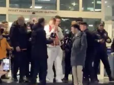 Wie hebben we daar: Noa Lang komt onder veel belangstelling aan in Turkije