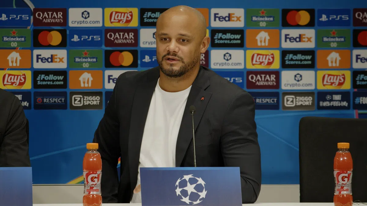 Kompany dolt met pers na Bosz-vergelijking: 'Ik zie PSV een beetje als...'