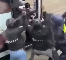 Heftige beelden: politie in Utrecht pakt Feyenoord-fans keihard aan