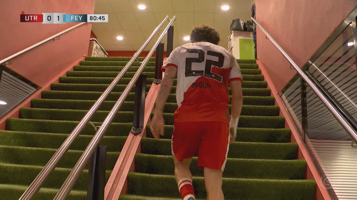 Rood: Miguel Rodríguez krijgt tweede gele kaart voor schwalbe tegen ...