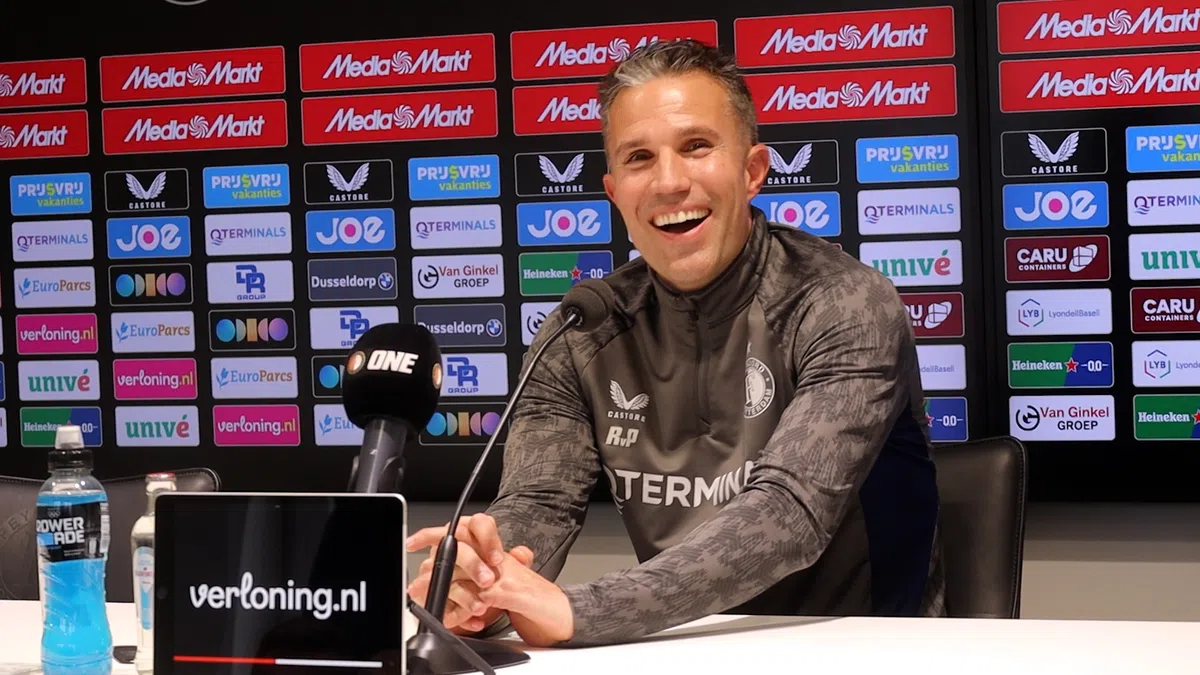 Van Persie houdt zijn kaken stijf op elkaar na Sterling-vraag: 'Geen commentaar'