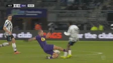 Thumbnail for article: De veelbesproken actie van Holtby: Makkelie spaart NAC'er na keiharde overtreding