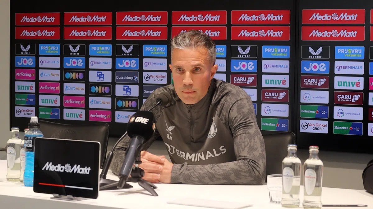 Van Persie: 'Lijkt soms net of ik m'n hoofd in een vuilnisbak steek op Instagram'