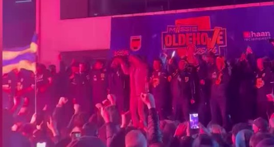 Cambuur-fans zingen trainer Henk de Jong toe bij groot feest in Leeuwarden