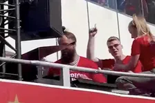 Thumbnail for article: Heerlijke beelden: PSV-fans zingen één speler massaal toe op platte kar