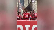 Thumbnail for article: Veerman heerlijk zichzelf op platte kar: PSV'er geniet met biertje en een sigaar