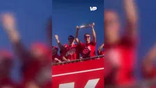 Thumbnail for article: Veerman en PSV-fans delen mooi moment: middenvelder toont kampioensschaal
