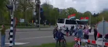 Supporters zwaaien spelersbus van NEC massaal uit onderweg naar bekerfinale