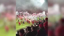 Absolute waanzin: Slavia-fans bestormen veld en vallen supporters en spelers aan