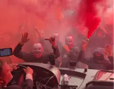 Thumbnail for article: Fantastisch: FC Twente-fans zwaaien spelersbus massaal uit voor duel met PSV