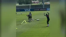 Hilarische beelden: Noa Lang stuntelt op Oranje-training en sloopt voetvolley-net