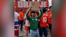 Mexicaanse fans heten Nederland welkom in Dallas met duidelijke boodschap