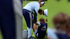 Incident op Ajax-training: aanvaller slaat handen voor ogen na ongelukkige botsing