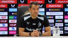 Van Bronckhorst reageert op Feyenoord-geruchten: 'De gesprekken lopen...'