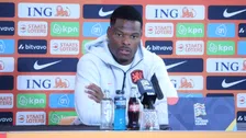 Thumbnail for article: Van Dijk bewierookt richting Oranje-mijlpaal: 'Echt een voorbeeld voor eenieder'