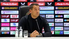 Van Bronckhorst peinst niet over Feyenoord-gesprek: 'Behoorlijk naar z'n zin'