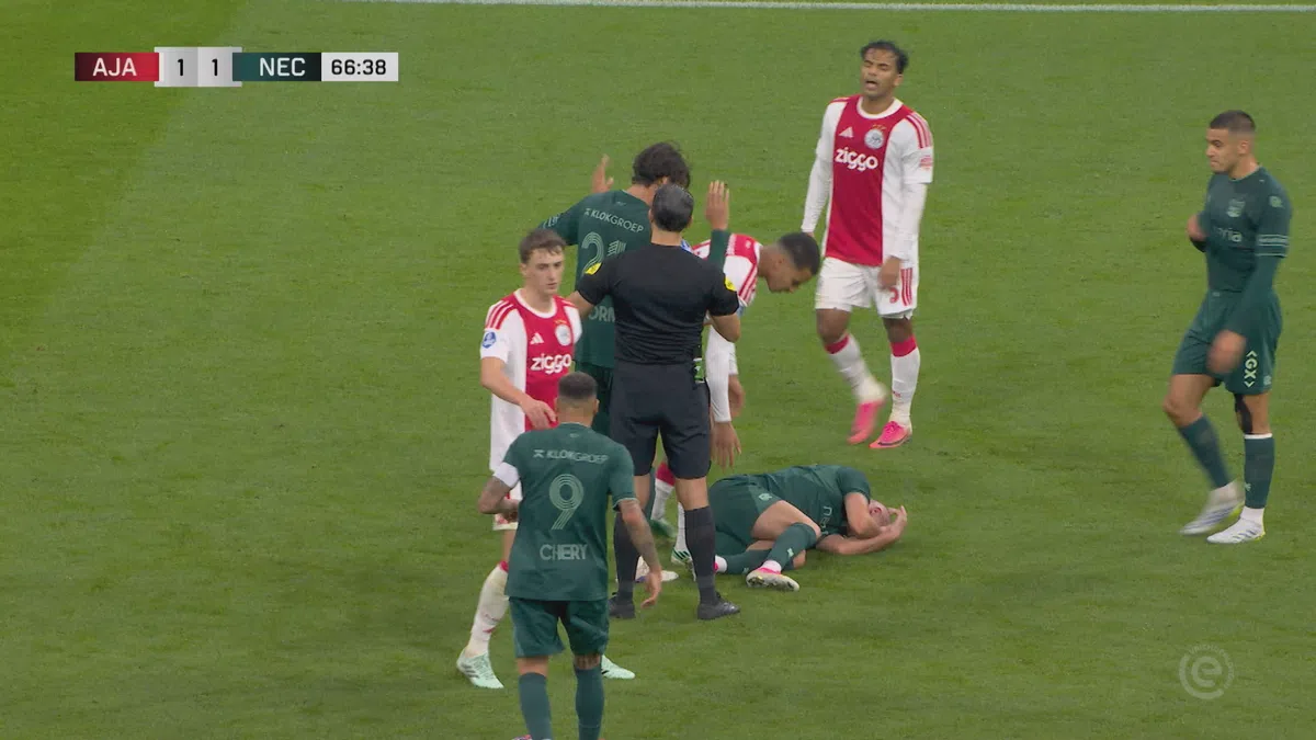Ajax-talent Ouazane ontsnapt aan rood na harde tackle op Linssen