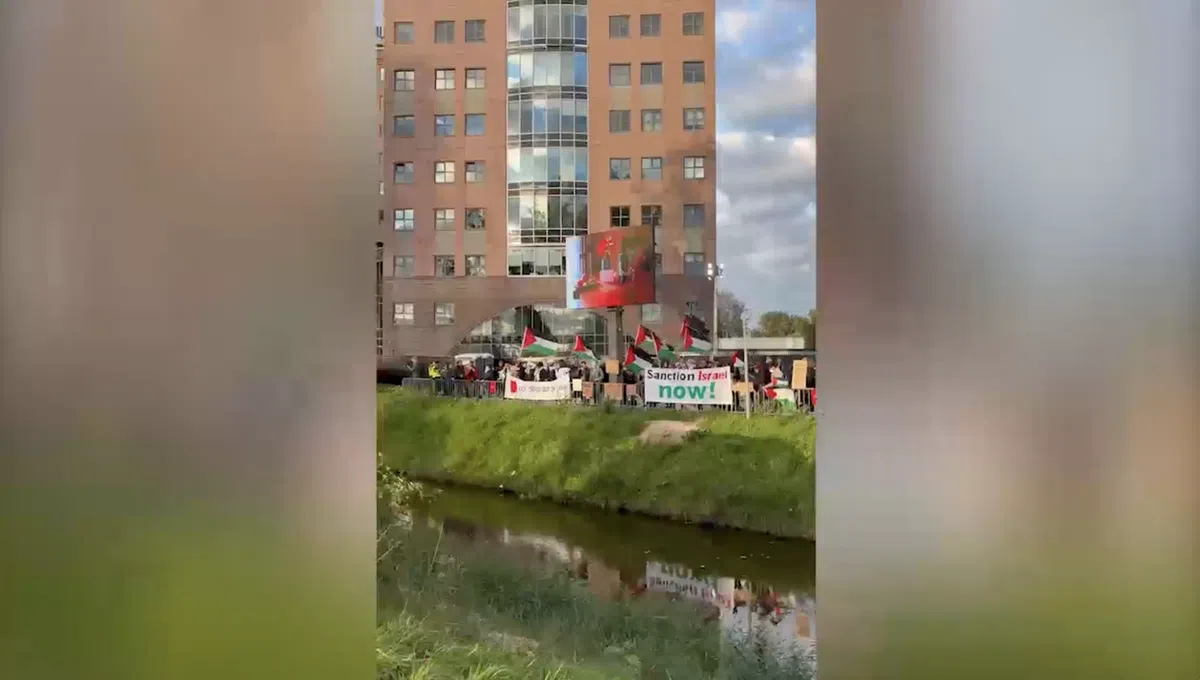 Pro-Palestijnse demonstratie voorafgaand aan AZ - Hapoel Be'er Sheva