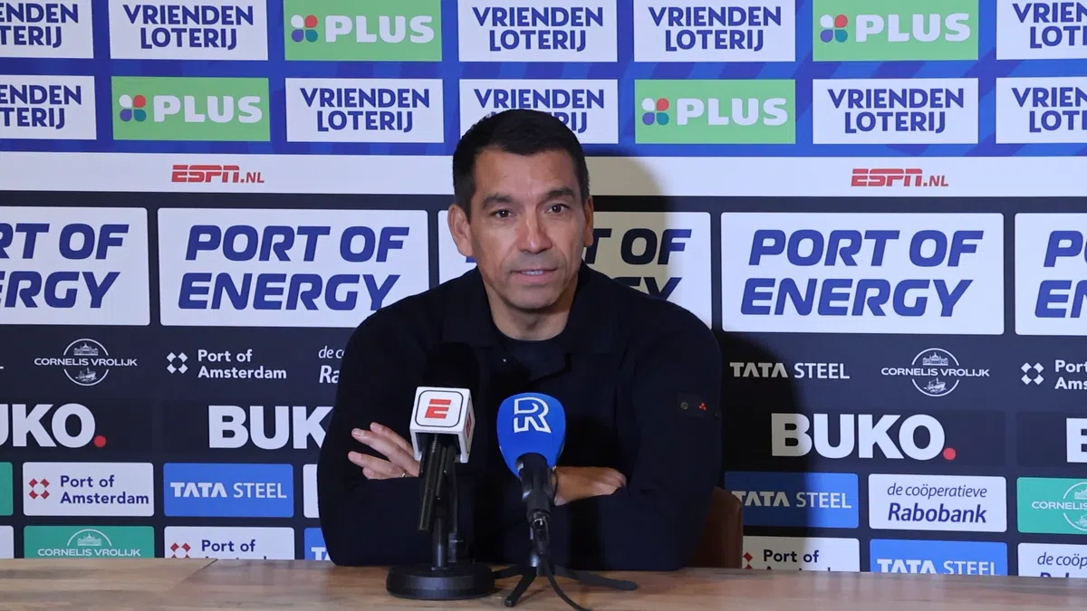 Van Bronckhorst kritisch: ‘Loop niet de polonaise na deze overwinning'