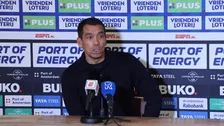 Van Bronckhorst trekt conclusie over veelbesproken moment: 'Hij fluit, toch?'