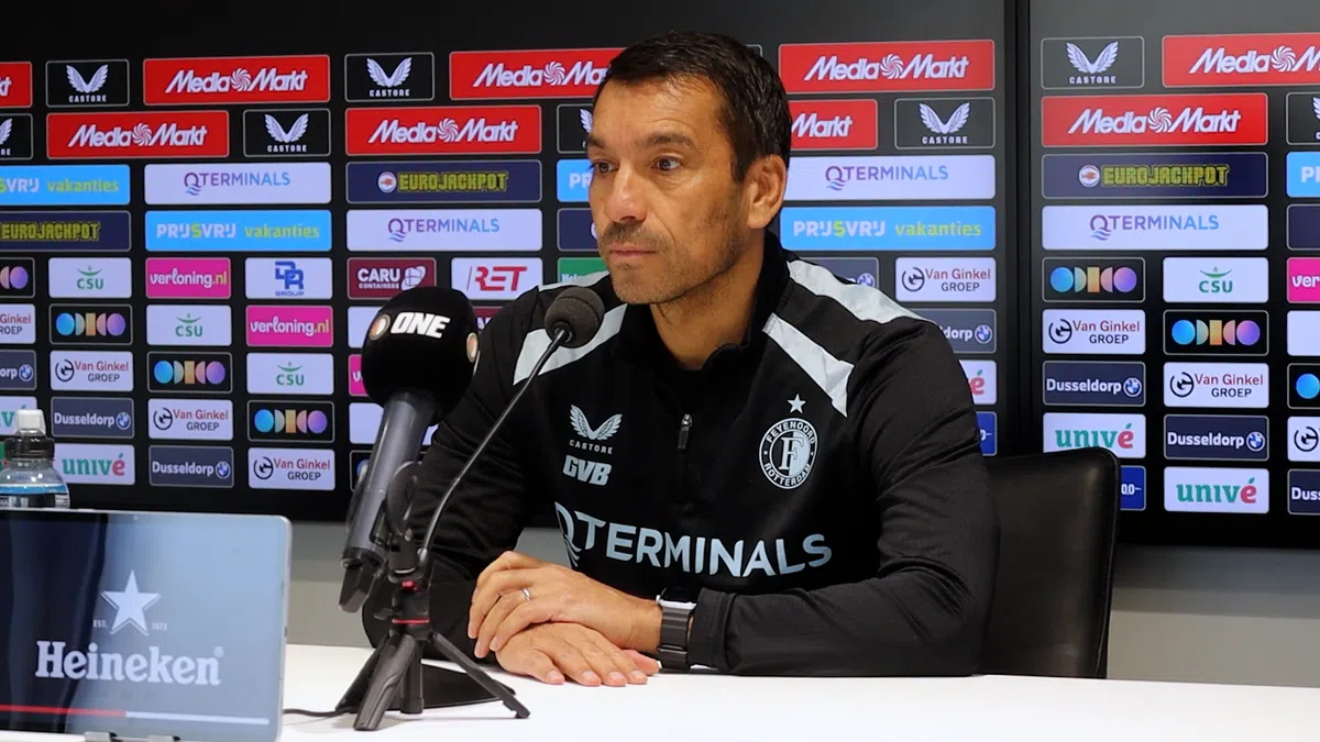 Van Bronckhorst deelt blessuregeval bij Feyenoord: 'Hij is er sowieso niet bij'