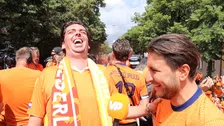 Thumbnail for article: Volkszangers discussiëren op Oranje-bus: "Ik vind hem nogal positief!"
