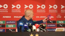 Thumbnail for article: Bosz ontvangt cadeaus en vertelt dat PSV-spelers hem 'uitlachten' in kleedkamer