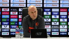 Thumbnail for article: Feyenoord-trainer Slot geeft duidelijkheid over klachten: 'Ik heb kinkhoest'