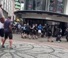 Chaos in Gelsenkirchen: Engelse hooligans vallen kroeg met Servische fans binnen