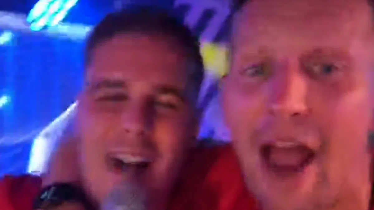 Geniale beelden: Veerman en De Jong zingen en feesten erop los op titelfeest PSV