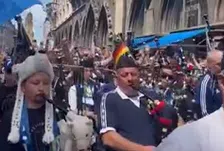 Schotse fans zetten straten van München op zijn kop met parade doedelzakken