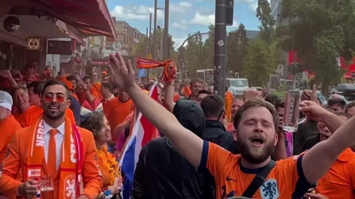 Dit is toch heerlijk: Oranje-fans zorgen voor geweldige sfeer met één Poolse fan