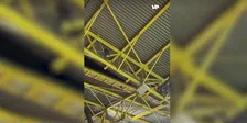 Bizarre beelden: man klimt tijdens Duitsland - Denemarken dak stadion op