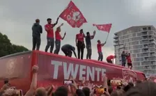 Thumbnail for article: Twente-spelers vieren onder toeziend oog van honderden fans feest op dak van bus