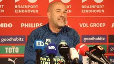 Thumbnail for article: Bosz schiet in de lach na vraag over geblesseerde Dest: 'Lijkt me niet handig'