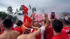 Mooi om te zien: Turkse fans en Oranje-fans feesten samen voor aftrap