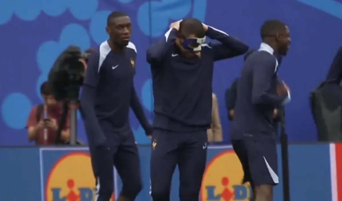 Mbappé lijkt klaar voor Oranje: Franse ster traint met speciaal masker