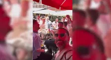 Heerlijk: zingende Ferdinand drinkt bier met Engelse supporters