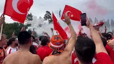 Sportiviteit boven alles: Turkse fans en Oranje-fans feesten samen voor aftrap