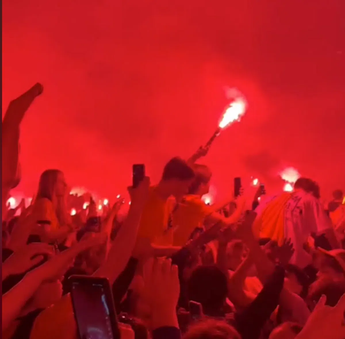 Gigantisch volksfeest barst los in Breda na promotie NAC, Martina spreekt fans toe