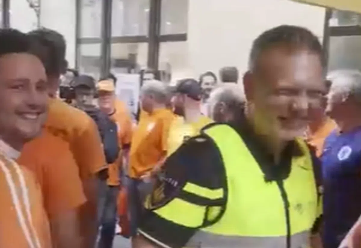 Mooie beelden: Nederlandse politie toegezongen door Oranje-fans in Leipzig