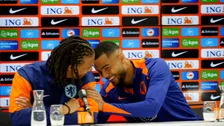 Thumbnail for article: Aké en Gakpo dollen na vraag op persconferentie: 'Ich spreche kein Deutsch'